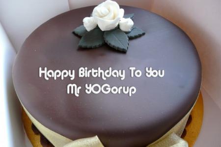Write wishes on socola birthday cake
